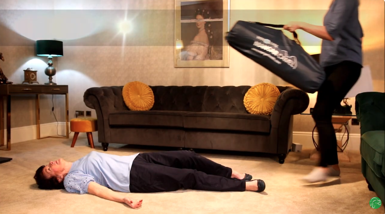 levantar a persona caida con elevador Camel ortopedia Moverte.png